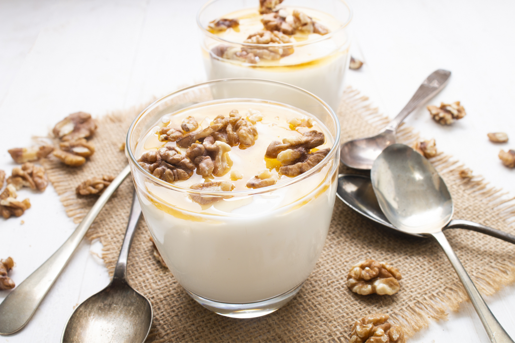 La colazione genuina con yogurt e miele