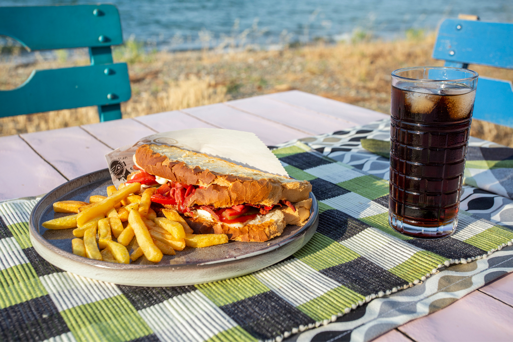 Panini sani da spiaggia con formaggi e verdure